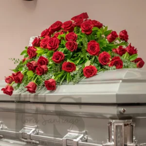Cubre Urna de 50 rosas rojas