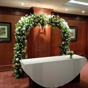 Arco floral curvo pomposo /Hotel plaza /AR21