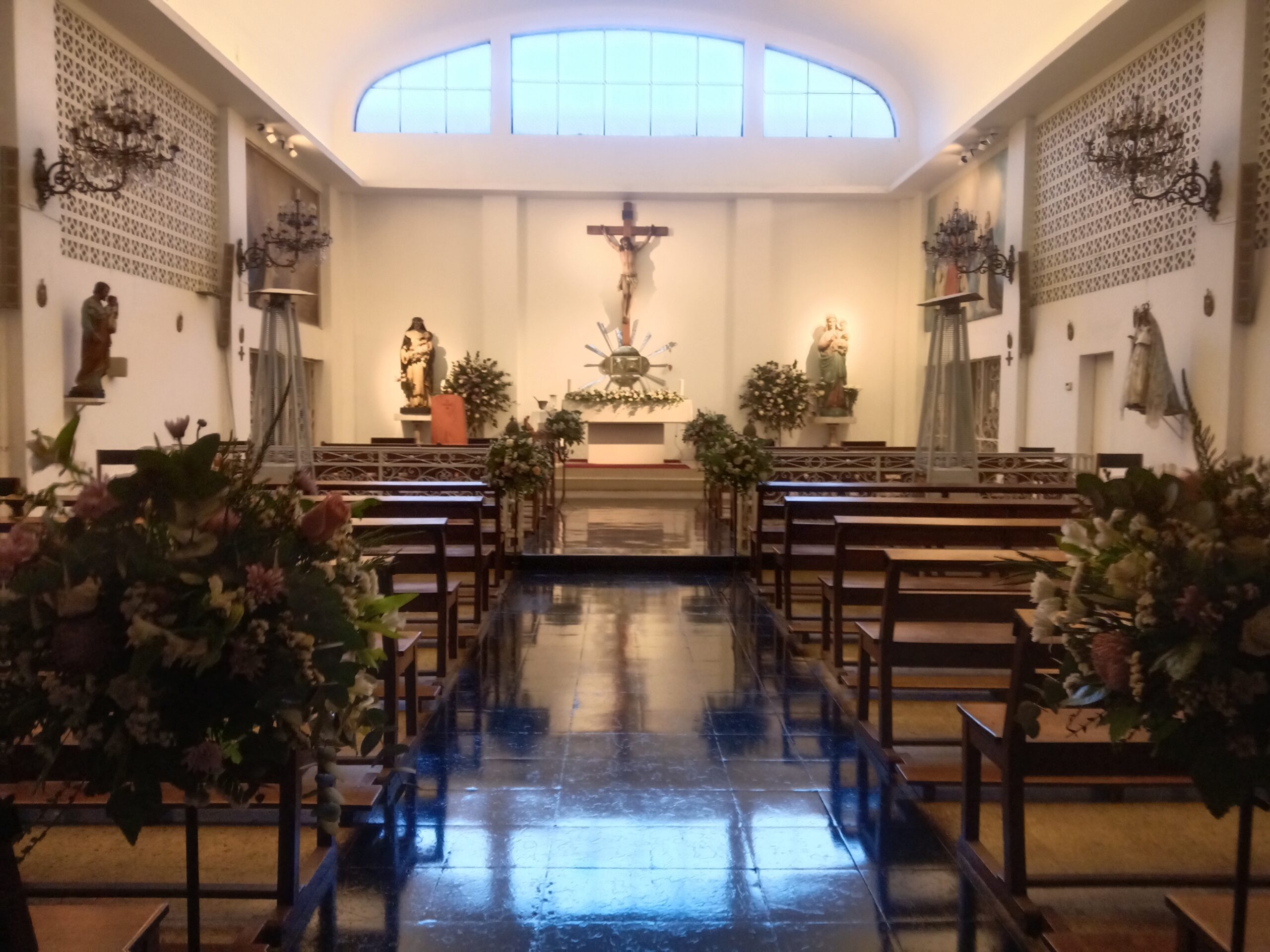Decoración capilla Santa Rosa Las Condes - Imagen 4