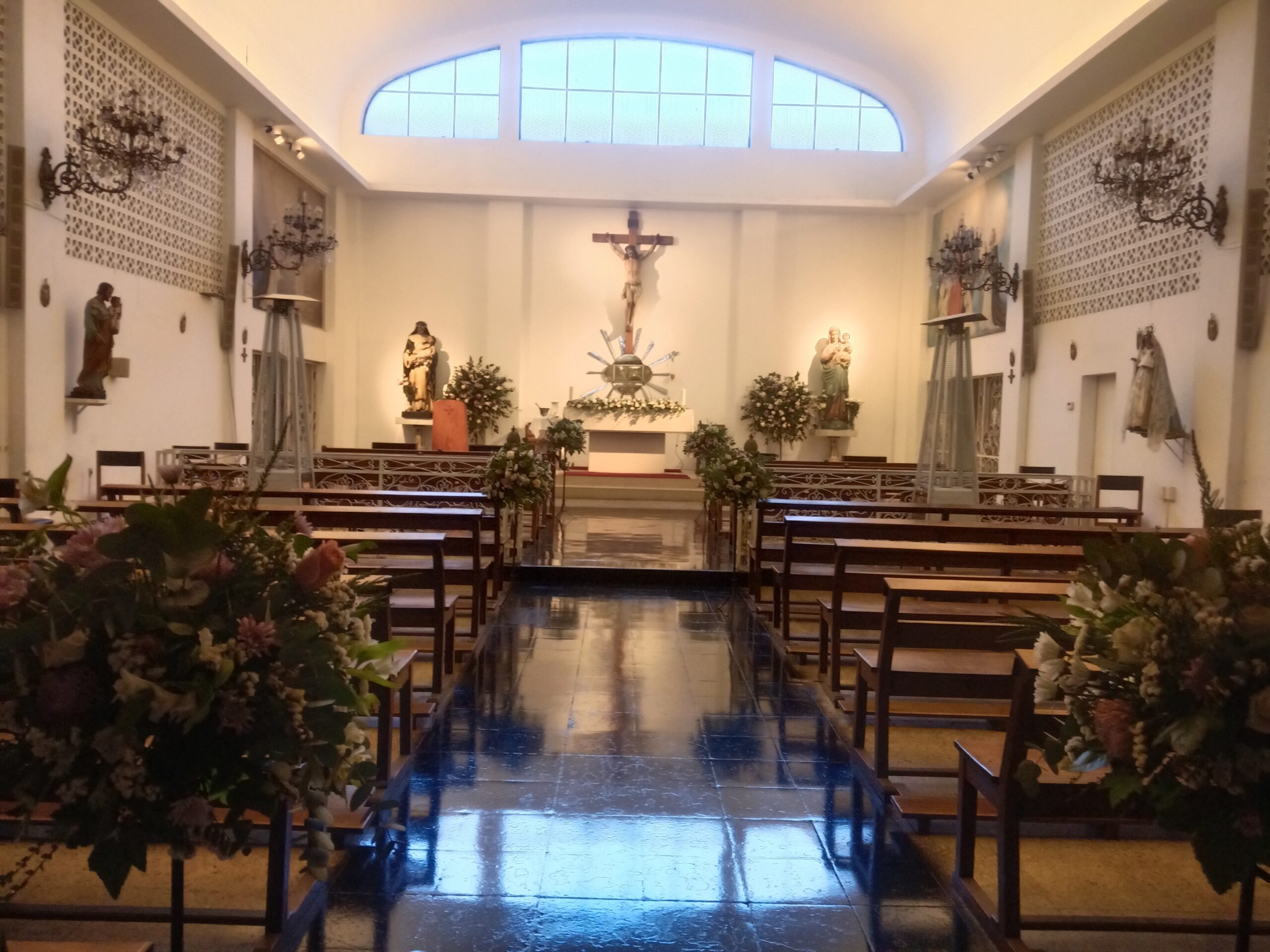 Decoración capilla Santa Rosa Las Condes - Imagen 3