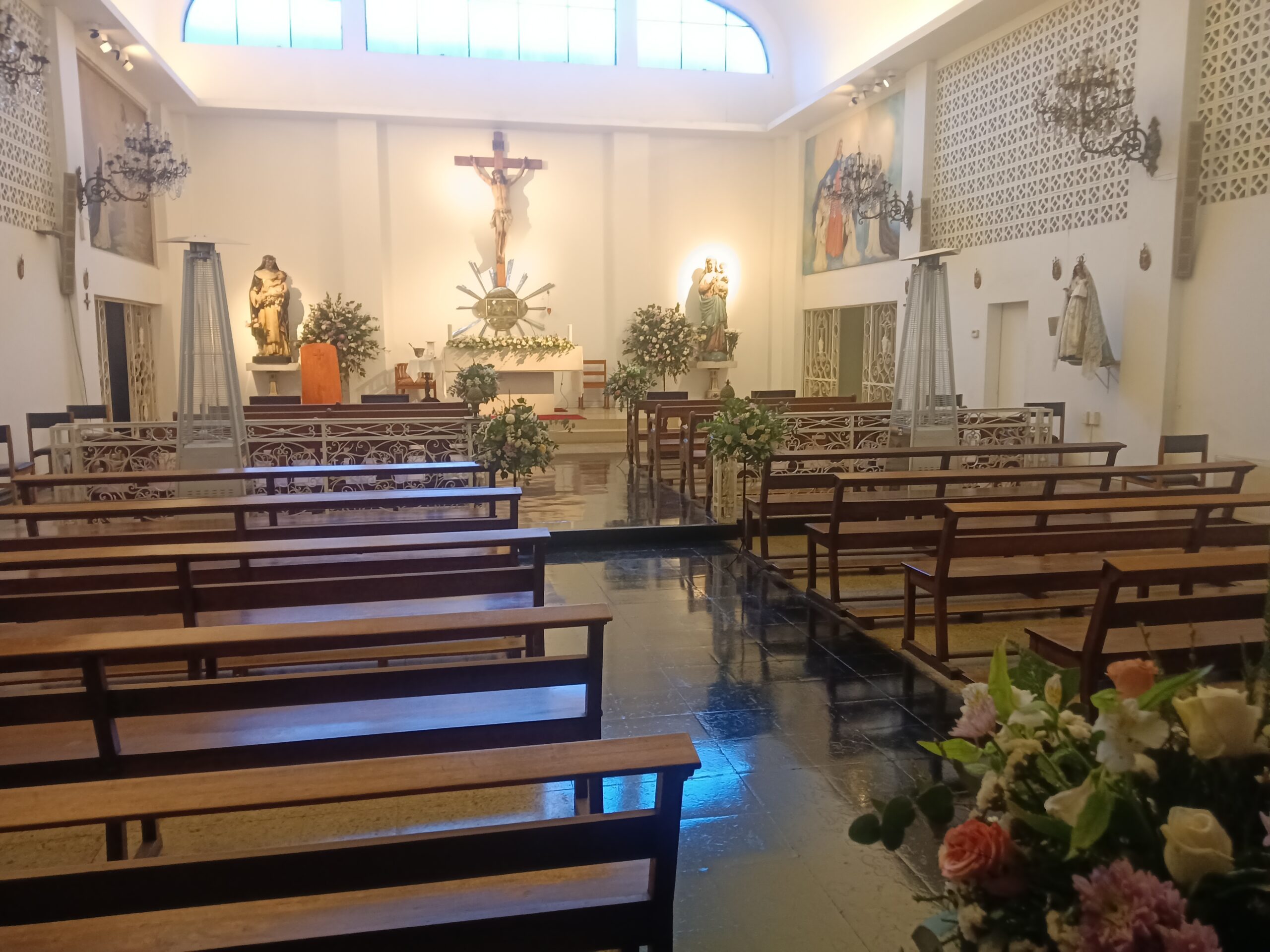 Decoración capilla Santa Rosa Las Condes - Imagen 2